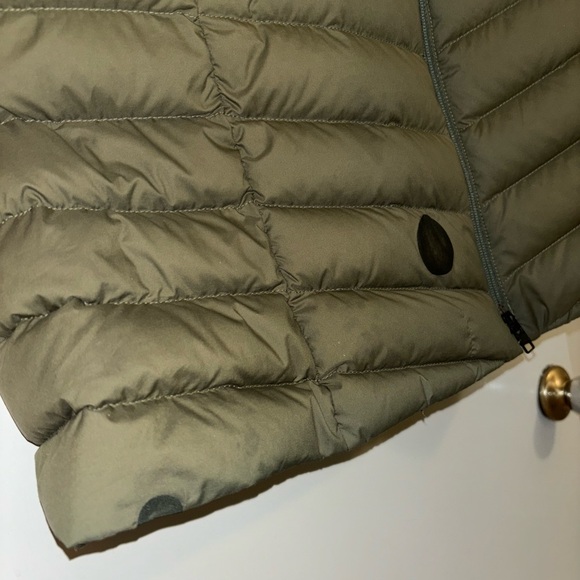 Patagonia Women's Green Puffer Jacket - Picture 5 of 6